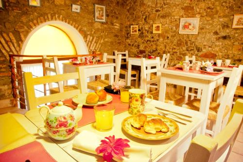 科洛尼亚-德尔萨克拉门托拉米圣酒店的用餐室配有餐桌和食物