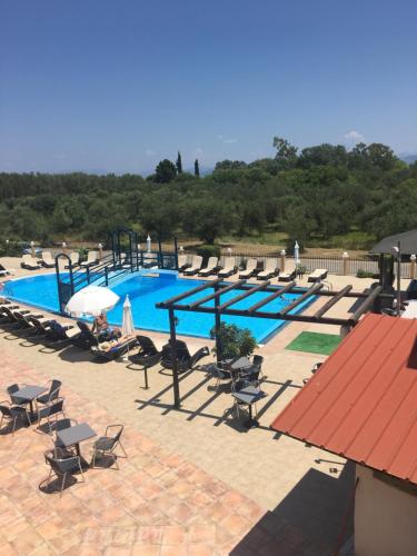 卡沃斯Nikos Villas的一个带椅子和座位的大型游泳池