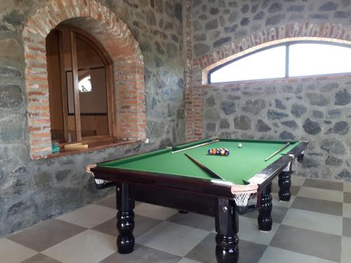 ShildaShaloshvili's Cellar Hotel的客房设有台球桌和窗户。