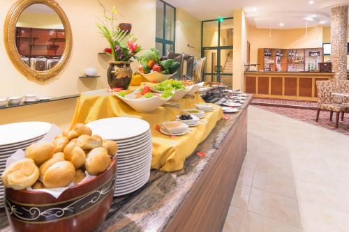 阿鲁沙金冠酒店 - 阿鲁沙的盘子和碗的自助餐