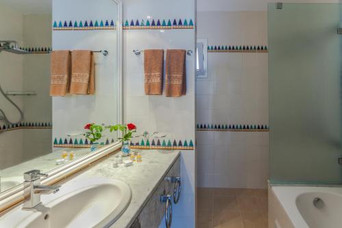 米多恩El Mouradi Djerba Menzel的浴室设有2个水槽和镜子