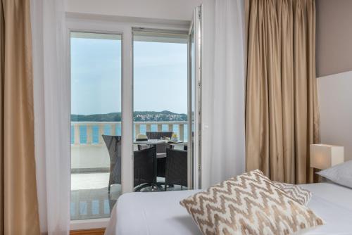 特罗吉尔阿纳特罗吉尔别墅公寓的酒店客房设有一张床和一个阳台。
