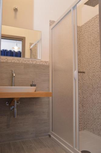 圣维托罗卡波Rais的带淋浴和盥洗盆的浴室