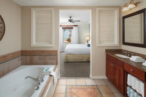 基韦斯特Hyatt Vacation Club at Windward Pointe的带浴缸的浴室和1间带1张床的卧室