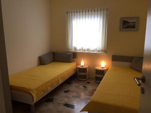 圣维塔莱河村Casa Isabella的小型客房 - 带两张床和两张蜡烛