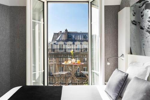 巴黎Hotel Marais Grands Boulevards的市景卧室 - 带1张床