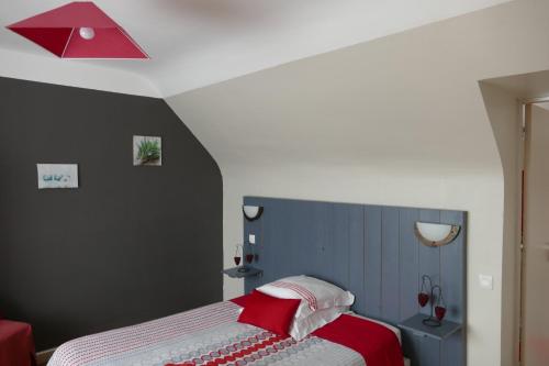 潘波勒Chambres d'hotes chez laure & François的一间卧室设有一张红色天花板的床