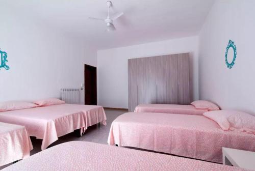 TrepuzziLa Terra的带3张粉红色床单的房间