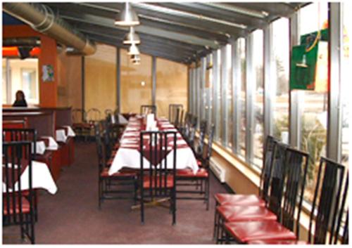 加蒂诺Motel Du Parc Masson的餐厅里一排桌椅