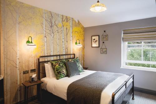 卡迪夫Pontcanna Inn的卧室配有一张挂在墙上的树壁床。