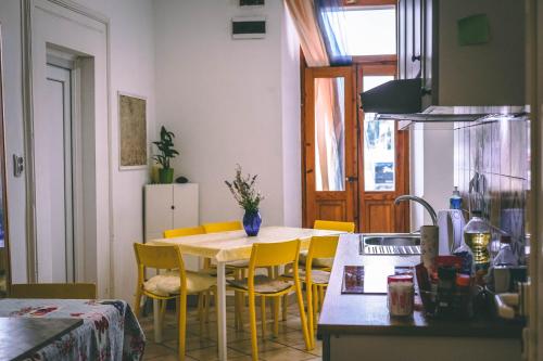 杜布罗夫尼克Anchi Guesthouse的一间厨房,里面配有桌子和黄色椅子