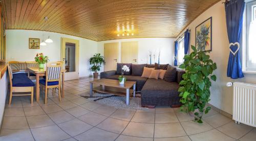 蒂蒂湖-新城Ferienwohnung am Schneeberg的客厅配有沙发和桌子