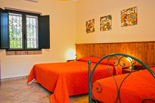 Casa GiosafatAgriturismo Frangivento的一间卧室设有两张床和窗户。