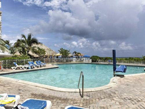 Oceanview on BEACH Fort Lauderdale located in resort, large 2 bedroom corner unit partial ocean view内部或周边的泳池