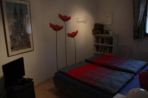 帕斯格许特路旁鲁斯巴赫Dachstein的卧室墙上有3朵红花