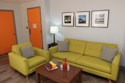 BLVD Hotel & Studios- Walking Distance to Universal Studios Hollywood的休息区