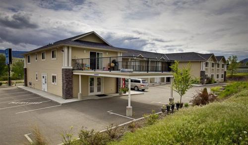 Winfield湖泊江山旅馆的带阳台的建筑和停车场