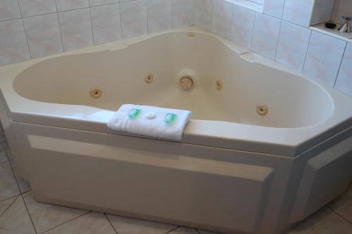 墨尔本休谟别墅汽车旅馆的浴缸的侧面配有毛巾