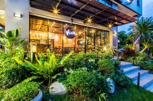 曼谷曼谷叻抛利沃特尔酒店的楼前有植物的餐厅