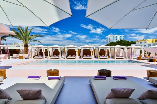 Paradiso Ibiza Art Hotel - Adults Only内部或周边的泳池