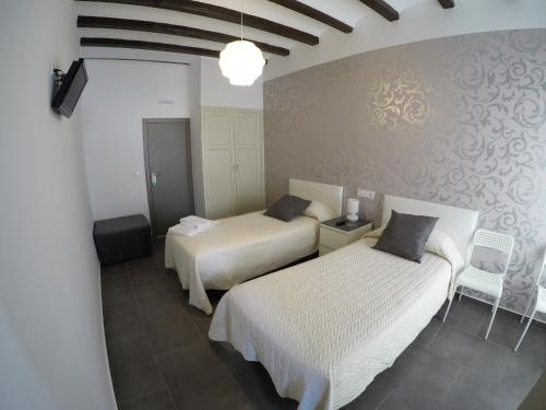 滨海托萨地中海旅馆的酒店客房,设有两张床和镜子