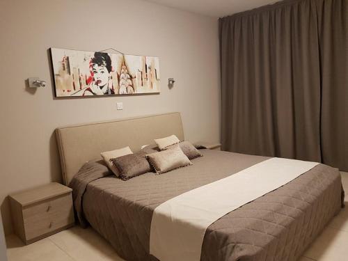 利马索尔玛丽安娜酒店式公寓 的一间卧室,卧室内配有一张大床