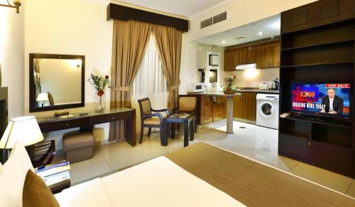 沙迦阿尔哈亚特套房酒店的一个带厨房的大客厅和一间客厅