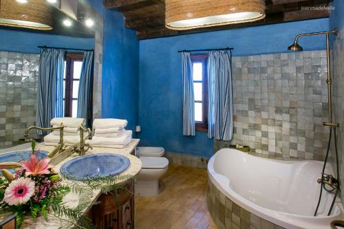 比利亚曼里克德拉孔德萨紫鹭酒店的蓝色的浴室设有浴缸和卫生间。