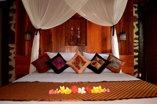 BitungTangkoko Sanctuary Villa的一间卧室配有带枕头的床