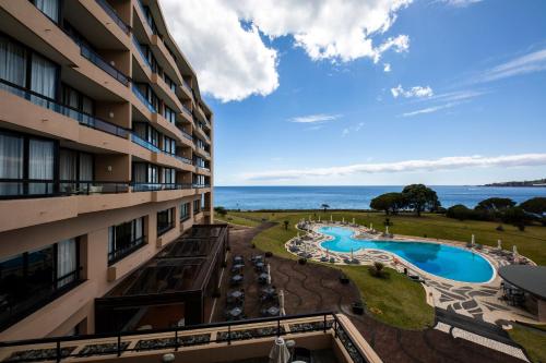 坎普自由鎮佩斯塔纳巴伊亚普拉亚自然海滩度假村的从酒店阳台可欣赏到游泳池的景色