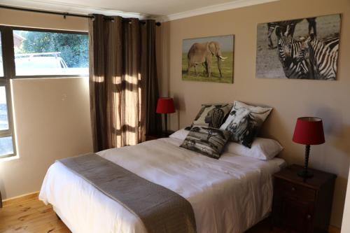 克尼斯纳Allan Grove 2的一间卧室配有一张带斑马床和窗户。