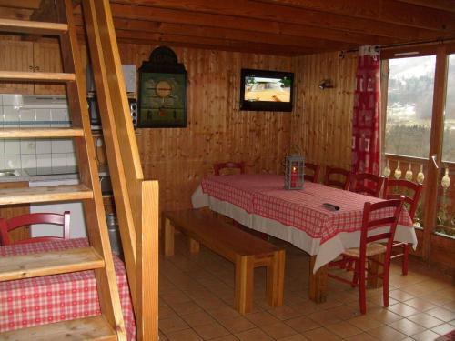 勒梅尼勒Comfy chalet with dishwasher, in the High Vosges的小屋内带桌椅的用餐室