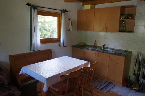 卢斯Na Rebri的厨房配有桌子、水槽和窗户