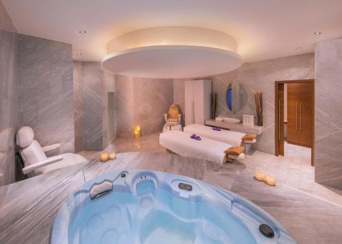 迪拜The Retreat Palm Dubai MGallery by Sofitel的客房内的浴室设有大浴缸