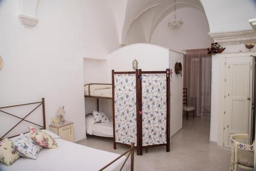 马丁纳弗兰卡B&B A DUE PASSI的一间带双层床的卧室和一间带桌子的房间
