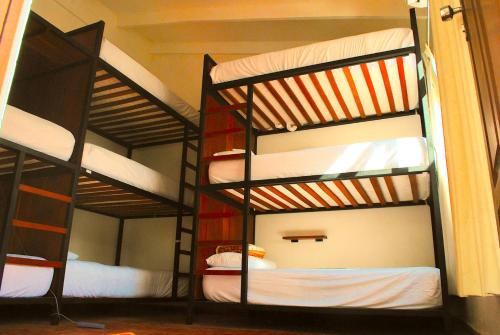 圣克鲁斯Nomad Hostel的一间房间,设有三张双层床