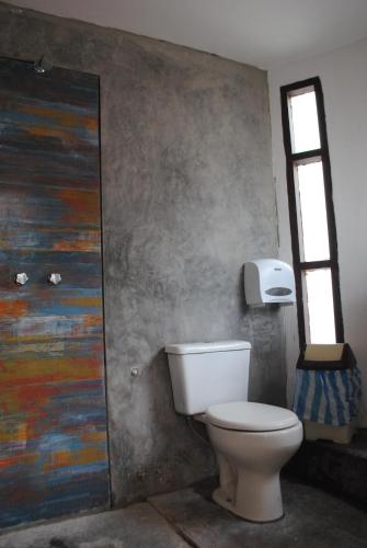 圣克鲁斯Nomad Hostel的一间带卫生间的浴室和墙上的绘画