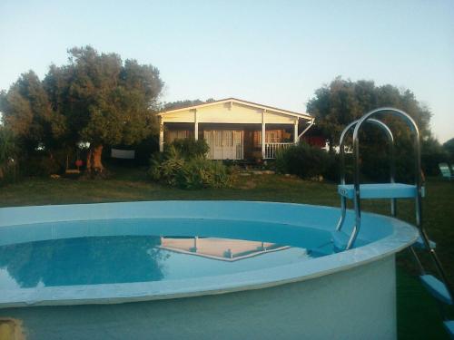 贝赫尔-德拉弗龙特拉卡萨拉扎尔扎莫拉乡村酒店的房屋前方带水龙头的游泳池