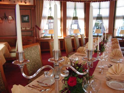 科隆库勒纳酒店的用餐室配有带白色蜡烛的长桌