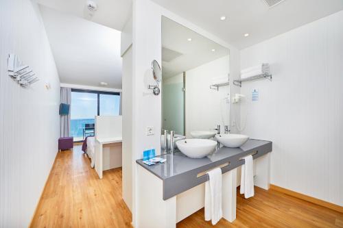 帕尔马海滩尼格若思克酒店 - 仅限成年人的一个带两个盥洗盆的柜台浴室