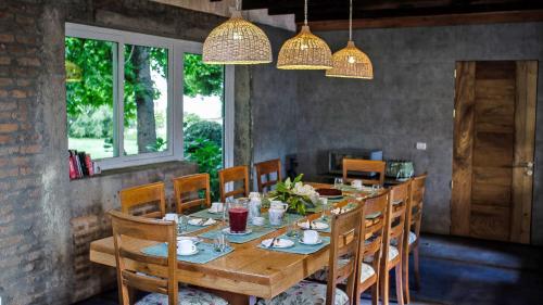 AngolFamily Orchard Bed & Breakfast的一间带木桌和椅子的用餐室