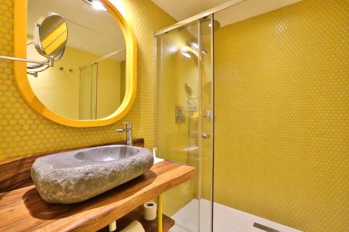 圣安东尼奥湾Paradiso Ibiza Art Hotel - Adults Only的一间带石制水槽和镜子的浴室