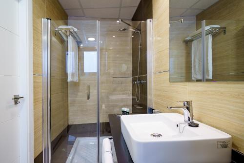 马拉加马拉加埃克博物馆酒店的浴室配有白色水槽和淋浴。