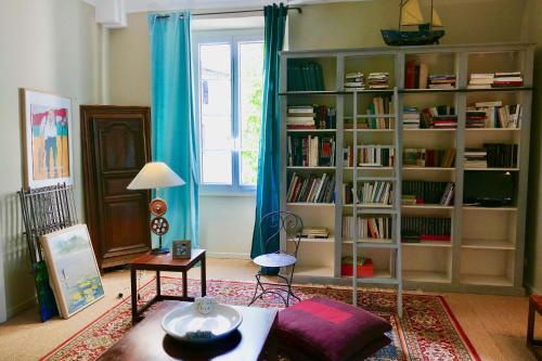 米尔芒德米曼德酒店的客厅设有书架,书架上摆放着书籍