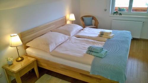 伊布斯河畔魏德霍芬Appartement Kohlnberger的一张带两个枕头的大白色床