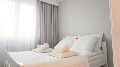 乔左维尔考普尔斯基Apartament Olimp的卧室配有白色床和毛巾