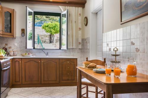Apartment Voula Myrtos的厨房或小厨房