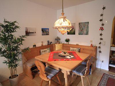 帕斯格许特路旁鲁斯巴赫Dachstein的一间带木桌和椅子的用餐室