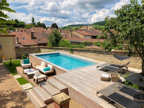 克卢尼Maison TANDEM的一个带木甲板的庭院内的游泳池