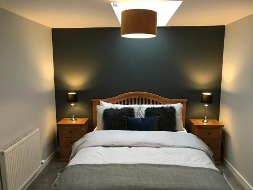 威廉堡Corrieview Barn的一间卧室配有一张带深绿色墙壁的床